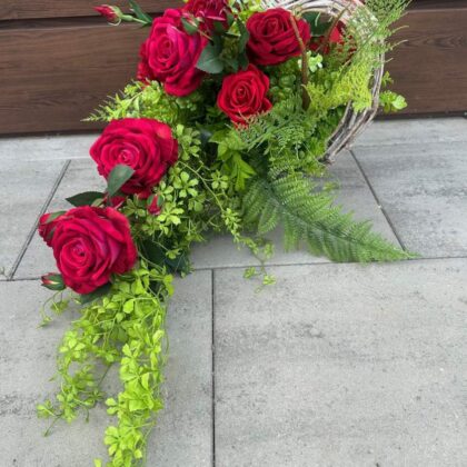 Kompozycja nagrobna ,czerwone róże w sercu