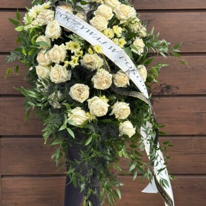 Naturalna wiązanka pogrzebowa róże
