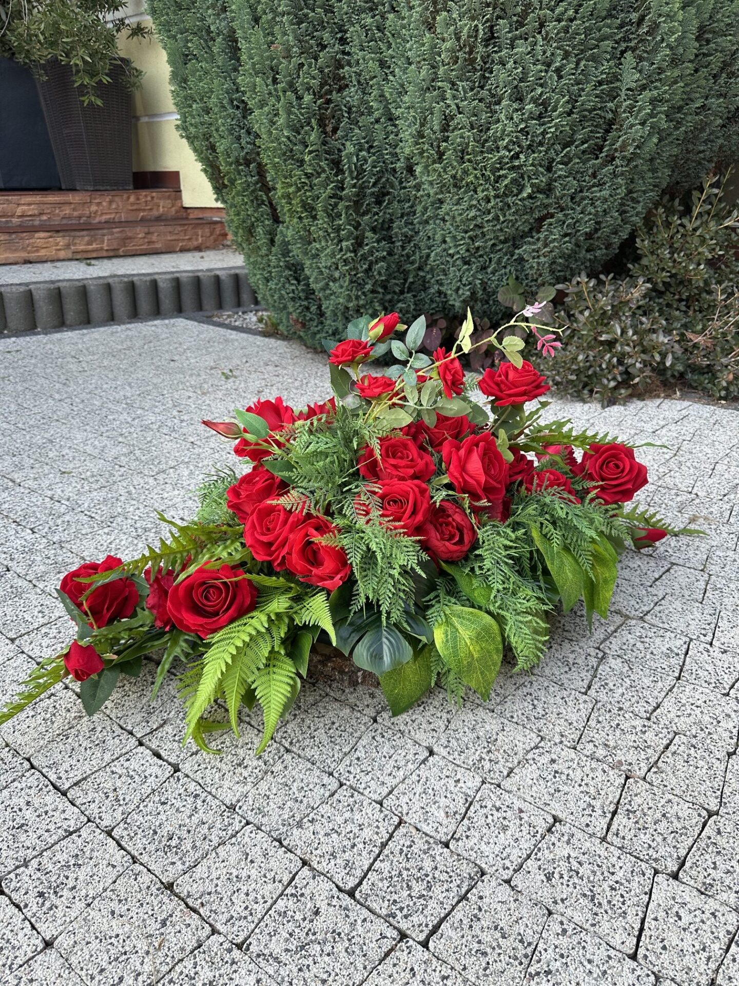 Wiązanka nagrobna czerwone róże - obrazek 8
